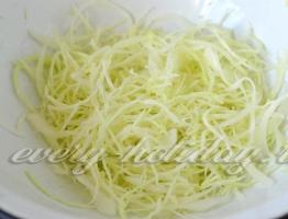 Салат из свежей капусты и редьки