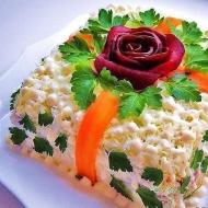 Një përzgjedhje e recetave më të mira të tortës me sallata që do të dekorojnë gjithmonë tryezën tuaj të pushimeve Receta e tortës me sallatë