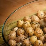Cepeškrāsnī cepti mazi kartupeļi: mūsu ģimenes recepte