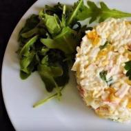 Salāti ar krabju nūjiņām: ēdiena kaloriju saturs un uzturvērtība Krabju nūjiņu salātu kaloriju saturs uz 100 gramiem