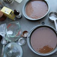 Karaliskā šokolādes kūka ar zemenēm - garšīga recepte