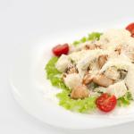 Cezario salotos su vištiena - klasikiniai paprasti receptai