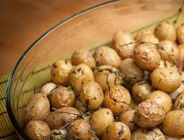 Cepeškrāsnī cepti mazi kartupeļi: mūsu ģimenes recepte