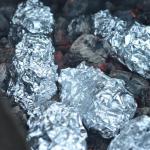 Kartupeļu kebabs ar speķi uz grila uz iesmiem Cepti kartupeļi ar speķi uz oglēm
