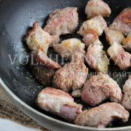 Párolt burgonya hússal serpenyőben Sült burgonya főzés hússal
