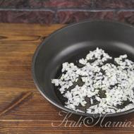 Belyashi dembel: përgatitja e petullave me gëzof me mish të grirë Petulla me mish të grirë në kefir