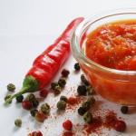 Pomidordan tayyorlangan eng mazali adjika: qish uchun retsept
