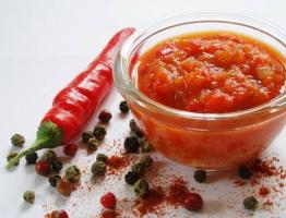 Pomidordan tayyorlangan eng mazali adjika: qish uchun retsept