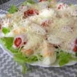 Salad dengan ayam asap dan tomat: resep Resep salad ayam asap dengan tomat