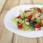 Jaunas salātu receptes Jaungada galdam