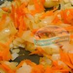 Peperoni con carote per l'inverno Peperoni ripieni con carote, prezzemolo e aglio