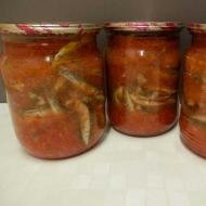 Qish uchun sabzavotli pomidorda konservalangan makkel uchun retsept