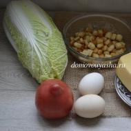 Салат з пекінської капусти, курки та сухариків