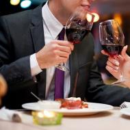 ما يجب طهيه لعشاء رومانسي لشخصين: خيارات القائمة والوصفات الأصلية