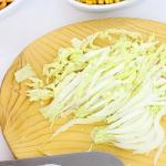Video recepte: Salāti ar grauzdiņiem, šķiņķi un kukurūzu Gaļas salāti, kukurūzas siera grauzdiņi