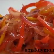 Peperoni con mais in padella Guarnire con peperoni e carote
