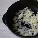튀긴 가을 버섯 : 간단한 요리법 산림 버섯을 곁들인 튀긴 감자