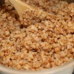 Preparare il sugo per il porridge di grano saraceno a casa Ricetta passo passo per il sugo per il grano saraceno senza carne
