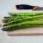 Si të gatuajmë asparagus: këshilla për amvisat e reja
