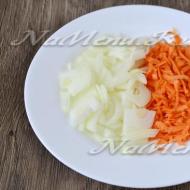 Осоляване на парчета херинга с лук и моркови