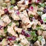 Kūpinātas vistas salāti: receptes ar fotogrāfijām, vienkāršas un garšīgas