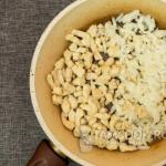 프라이팬에 버섯을 곁들인 닭고기 줄리엔 : 크림과 사워 크림을 사용한 요리법