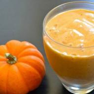 Smoothie të ndritshme dhe të thjeshta me kunguj për gatimet e Halloween Pumpkin në receta blender