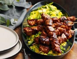 पोर्क कबाब: मैरिनेड सबसे स्वादिष्ट होता है ताकि मांस नरम रहे