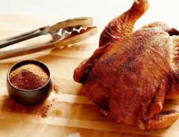 Как да готвя горещо пушено пиле в пушилня