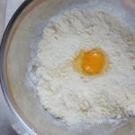 Kā mājās pagatavot smilšu kūkas mīklu