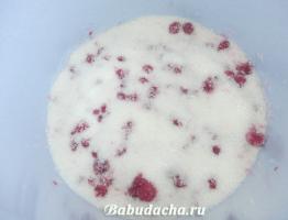 Grandma's recipe: Thick raspberry jam with whole berries