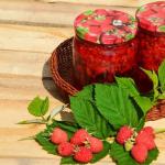 पूरे जामुन के साथ रास्पबेरी जैम कैसे पकाएं - रहस्य और व्यंजन
